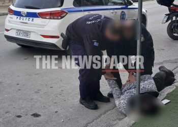 Εκτός ελέγχου νεαρός Βολιώτης – Έβρισε και επιτέθηκε σε πολίτες και αστυνομικούς (ΕΙΚΟΝΑ)
