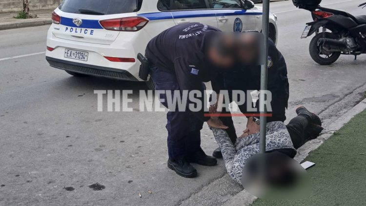 Εκτός ελέγχου νεαρός Βολιώτης – Έβρισε και επιτέθηκε σε πολίτες και αστυνομικούς (ΕΙΚΟΝΑ)