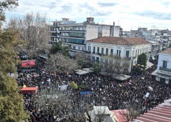 Τρίκαλα: Ποτάμι διαμαρτυρίας περισσότερων από 25.000 ανθρώπων στη μνήμη των θυμάτων των Τεμπών
