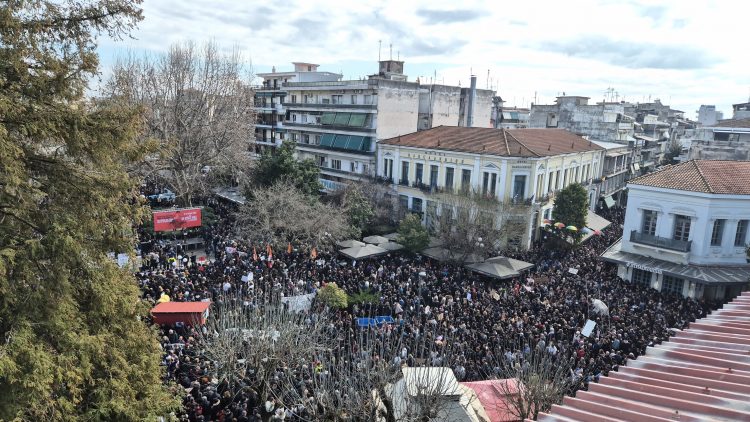 Τρίκαλα: Ποτάμι διαμαρτυρίας περισσότερων από 25.000 ανθρώπων στη μνήμη των θυμάτων των Τεμπών