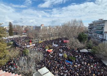 Τρίκαλα: Ποτάμι διαμαρτυρίας περισσότερων από 25.000 ανθρώπων στη μνήμη των θυμάτων των Τεμπών