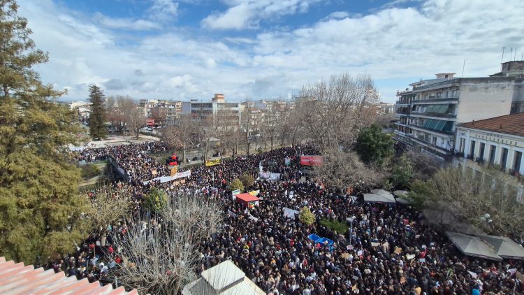 Τρίκαλα: Ποτάμι διαμαρτυρίας περισσότερων από 25.000 ανθρώπων στη μνήμη των θυμάτων των Τεμπών