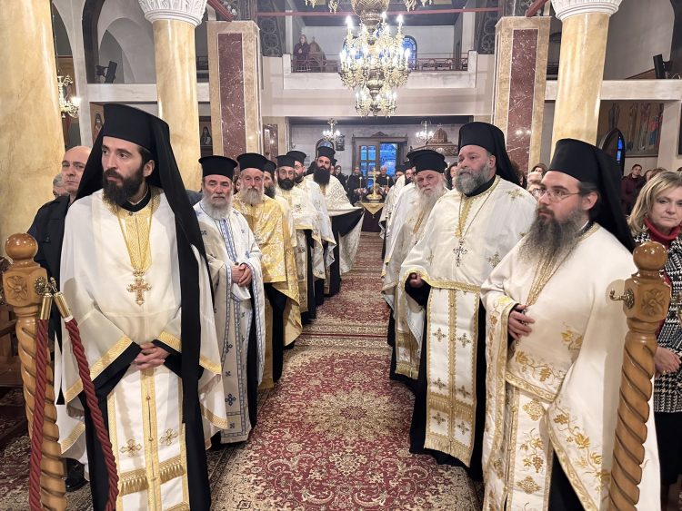 Βαθιά συγκίνηση και πνευματική χαρά κατά την υποδοχή τεμαχίου του Τιμίου Σταυρού στον Ι.Ν. Αγίων Κωνσταντίνου & Ελένης Τρικάλων (ΕΙΚΟΝΕΣ)