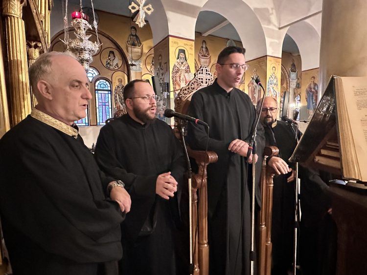 Βαθιά συγκίνηση και πνευματική χαρά κατά την υποδοχή τεμαχίου του Τιμίου Σταυρού στον Ι.Ν. Αγίων Κωνσταντίνου & Ελένης Τρικάλων (ΕΙΚΟΝΕΣ)
