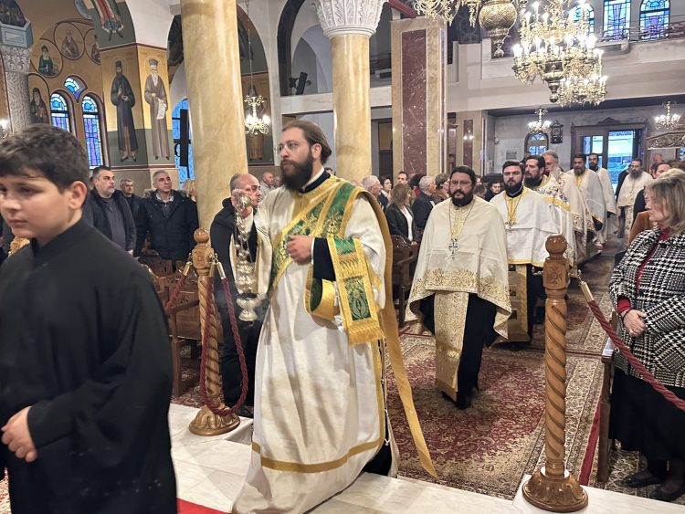 Βαθιά συγκίνηση και πνευματική χαρά κατά την υποδοχή τεμαχίου του Τιμίου Σταυρού στον Ι.Ν. Αγίων Κωνσταντίνου & Ελένης Τρικάλων (ΕΙΚΟΝΕΣ)