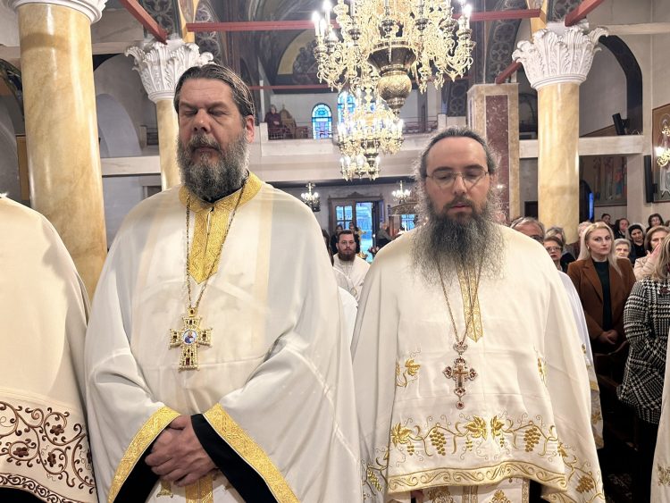 Βαθιά συγκίνηση και πνευματική χαρά κατά την υποδοχή τεμαχίου του Τιμίου Σταυρού στον Ι.Ν. Αγίων Κωνσταντίνου & Ελένης Τρικάλων (ΕΙΚΟΝΕΣ)
