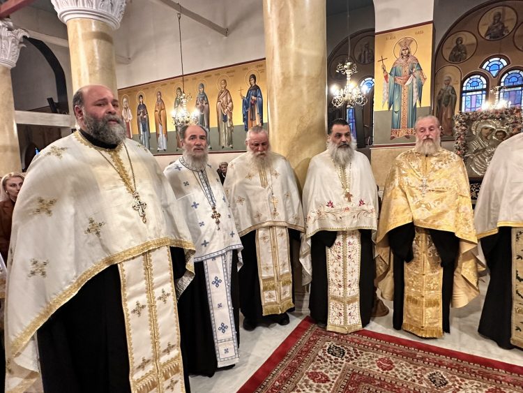 Βαθιά συγκίνηση και πνευματική χαρά κατά την υποδοχή τεμαχίου του Τιμίου Σταυρού στον Ι.Ν. Αγίων Κωνσταντίνου & Ελένης Τρικάλων (ΕΙΚΟΝΕΣ)