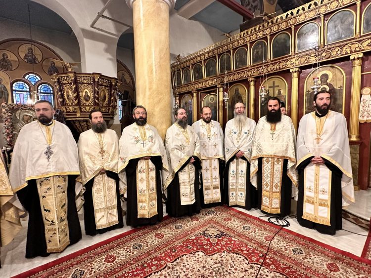 Βαθιά συγκίνηση και πνευματική χαρά κατά την υποδοχή τεμαχίου του Τιμίου Σταυρού στον Ι.Ν. Αγίων Κωνσταντίνου & Ελένης Τρικάλων (ΕΙΚΟΝΕΣ)
