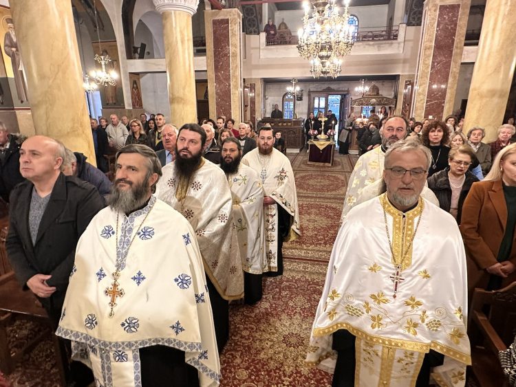 Βαθιά συγκίνηση και πνευματική χαρά κατά την υποδοχή τεμαχίου του Τιμίου Σταυρού στον Ι.Ν. Αγίων Κωνσταντίνου & Ελένης Τρικάλων (ΕΙΚΟΝΕΣ)