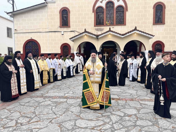 Βαθιά συγκίνηση και πνευματική χαρά κατά την υποδοχή τεμαχίου του Τιμίου Σταυρού στον Ι.Ν. Αγίων Κωνσταντίνου & Ελένης Τρικάλων (ΕΙΚΟΝΕΣ)