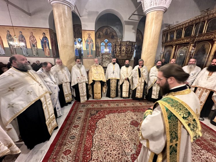 Βαθιά συγκίνηση και πνευματική χαρά κατά την υποδοχή τεμαχίου του Τιμίου Σταυρού στον Ι.Ν. Αγίων Κωνσταντίνου & Ελένης Τρικάλων (ΕΙΚΟΝΕΣ)