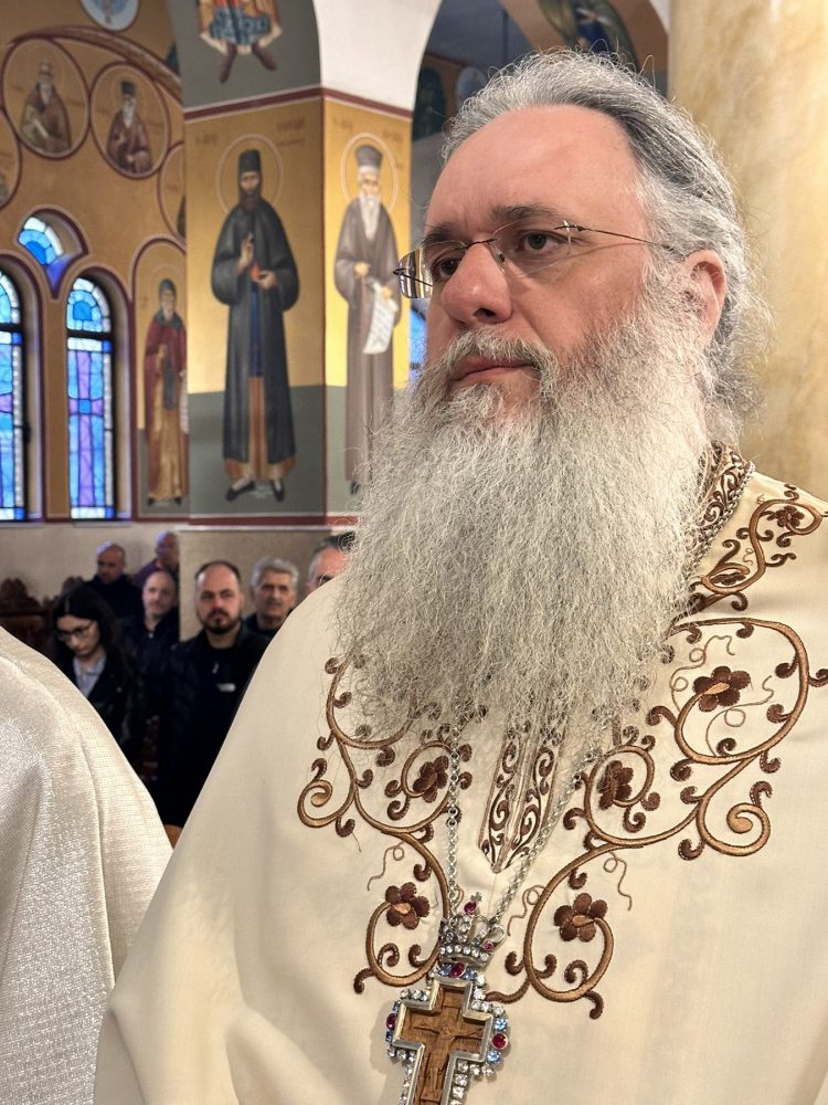 Βαθιά συγκίνηση και πνευματική χαρά κατά την υποδοχή τεμαχίου του Τιμίου Σταυρού στον Ι.Ν. Αγίων Κωνσταντίνου & Ελένης Τρικάλων (ΕΙΚΟΝΕΣ)