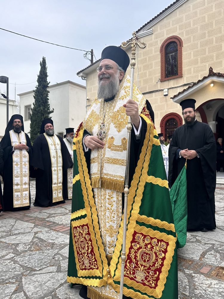 Βαθιά συγκίνηση και πνευματική χαρά κατά την υποδοχή τεμαχίου του Τιμίου Σταυρού στον Ι.Ν. Αγίων Κωνσταντίνου & Ελένης Τρικάλων (ΕΙΚΟΝΕΣ)