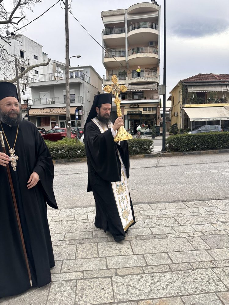 Βαθιά συγκίνηση και πνευματική χαρά κατά την υποδοχή τεμαχίου του Τιμίου Σταυρού στον Ι.Ν. Αγίων Κωνσταντίνου & Ελένης Τρικάλων (ΕΙΚΟΝΕΣ)