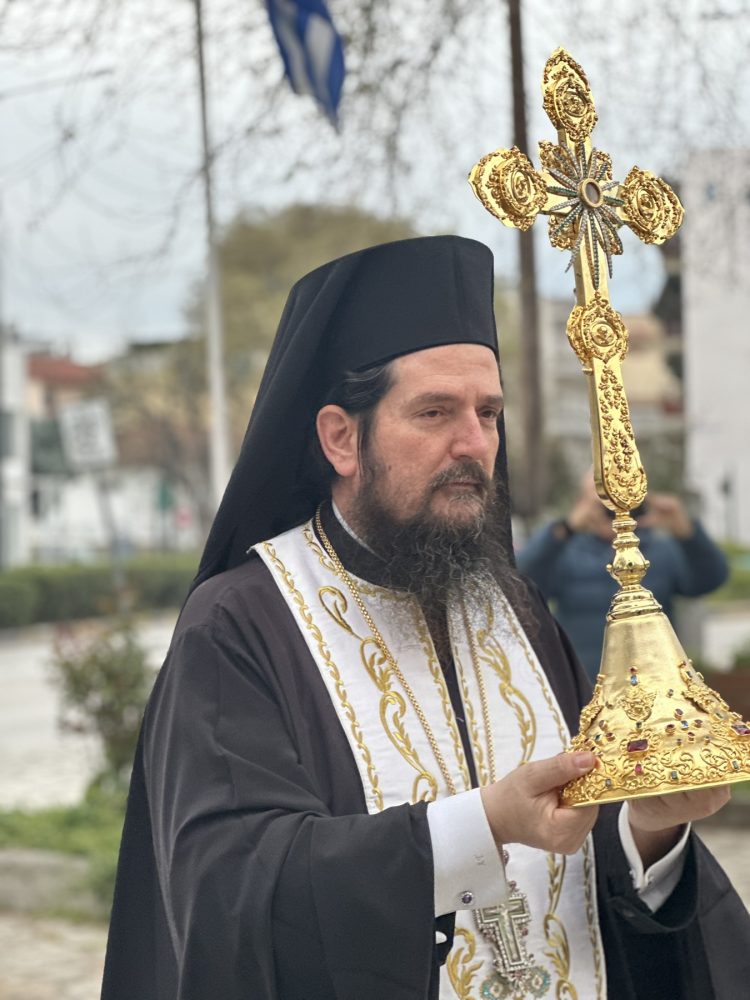 Βαθιά συγκίνηση και πνευματική χαρά κατά την υποδοχή τεμαχίου του Τιμίου Σταυρού στον Ι.Ν. Αγίων Κωνσταντίνου & Ελένης Τρικάλων (ΕΙΚΟΝΕΣ)