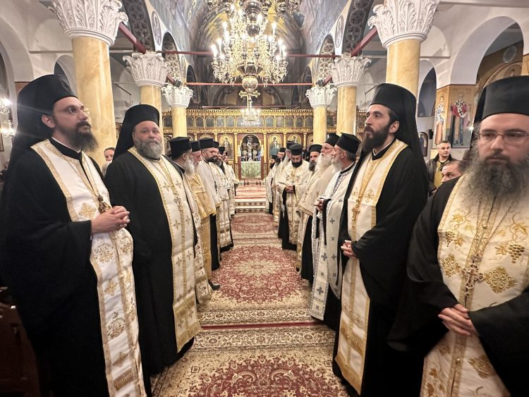 Βαθιά συγκίνηση και πνευματική χαρά κατά την υποδοχή τεμαχίου του Τιμίου Σταυρού στον Ι.Ν. Αγίων Κωνσταντίνου & Ελένης Τρικάλων (ΕΙΚΟΝΕΣ)