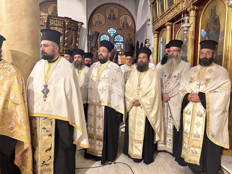 Βαθιά συγκίνηση και πνευματική χαρά κατά την υποδοχή τεμαχίου του Τιμίου Σταυρού στον Ι.Ν. Αγίων Κωνσταντίνου & Ελένης Τρικάλων (ΕΙΚΟΝΕΣ)