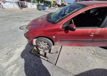Τρίκαλα: Η γη «κατάπιε» αυτοκίνητο – Σοκαριστική στιγμή στο κέντρο της πόλης (ΦΩΤΟ)