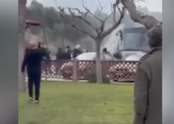 Επεισόδιο οπαδικής βίας (video): Οπαδοί του ΠΑΟΚ επιτέθηκαν σε λεωφορείο της ΑΕΚ Τρικάλων στον Άγιο Κωνσταντίνο – Τραυματισμοί και ζημιές