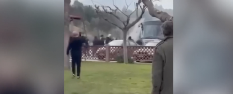 Επεισόδιο οπαδικής βίας (video): Οπαδοί του ΠΑΟΚ επιτέθηκαν σε λεωφορείο της ΑΕΚ Τρικάλων στον Άγιο Κωνσταντίνο – Τραυματισμοί και ζημιές