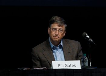 Μπιλ Γκέιτς: «Αχρείαστοι» οι άνθρωποι σε μια 10ετία – Η AΙ θα αντικαταστήσει γιατρούς και δασκάλους