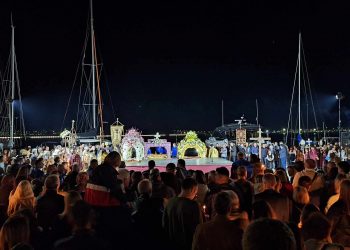 Δείτε αεροφωτογραφίες: Η συνάντηση των τεσσάρων επιταφίων στην παραλία του Βόλου
