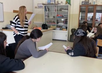 Μαθητές του 1ου Γυμνασίου Τρικάλων συναντιούνται με την θεατροπαιδαγωγό Βίκυ Ιακωβάκη για να συνδυάσουν το θέατρο με την περιβαλλοντική εκπαίδευση 