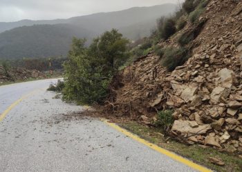 Καταστροφές και προβλήματα προκάλεσαν οι βροχές στο οδικό δίκτυο λίγα χιλιόμετρα από τη Λάρισα (ΕΙΚΟΝΕΣ – ΒΙΝΤΕΟ)