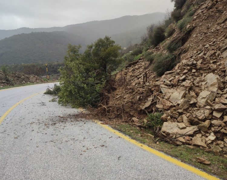 Καταστροφές και προβλήματα προκάλεσαν οι βροχές στο οδικό δίκτυο λίγα χιλιόμετρα από τη Λάρισα (ΕΙΚΟΝΕΣ – ΒΙΝΤΕΟ)