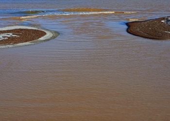 Απόκοσμο το σκηνικό στον Αγιόκαμπο – Το βαθύ μπλε έγινε καφέ… (ΕΙΚΟΝΕΣ)