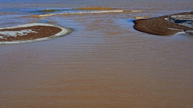 Απόκοσμο το σκηνικό στον Αγιόκαμπο – Το βαθύ μπλε έγινε καφέ… (ΕΙΚΟΝΕΣ)