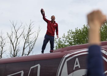 Αποθεωτική υποδοχή των «βυσσινί» (ΕΙΚΟΝΕΣ – ΒΙΝΤΕΟ)