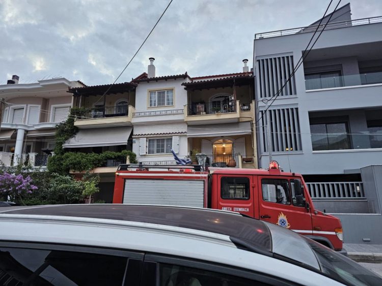 Λάρισα: Συναγερμός στην Πυροσβεστική για φωτιά σε σπίτι με οικογένεια εντός (ΕΙΚΟΝΕΣ – ΒΙΝΤΕΟ)