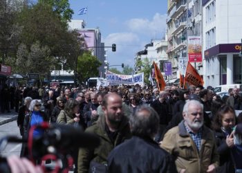 Στους δρόμους οι Λαρισαίοι εργαζόμενοι για συλλογικές συμβάσεις και αυξήσεις μισθών – Μεγάλη απεργιακή συγκέντρωση στην Κεντρική πλατεία (ΕΙΚΟΝΕΣ – ΒΙΝΤΕΟ)