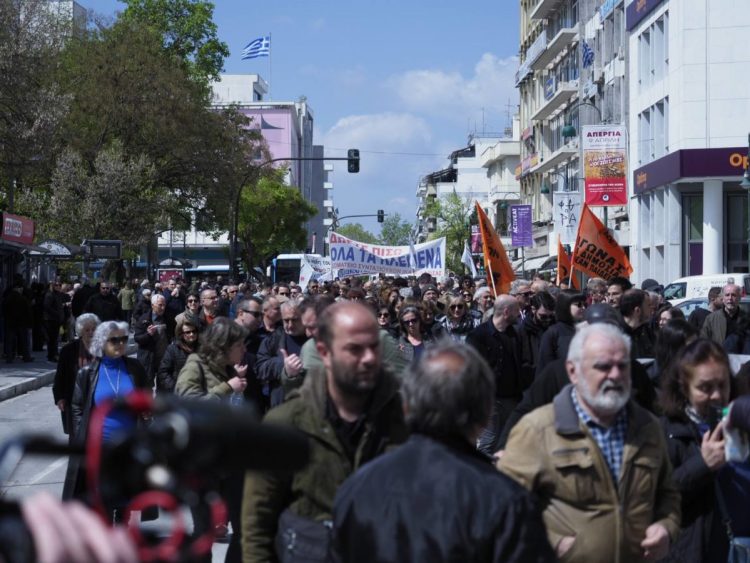 Στους δρόμους οι Λαρισαίοι εργαζόμενοι για συλλογικές συμβάσεις και αυξήσεις μισθών – Μεγάλη απεργιακή συγκέντρωση στην Κεντρική πλατεία (ΕΙΚΟΝΕΣ – ΒΙΝΤΕΟ)