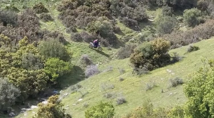 Αυτός είναι ο τρέντι γκαζιάρης βοσκός – Βόσκει τα γίδια με μηχανή μεγάλου κυβισμού και ξεχωρίζει (BINTEO)
