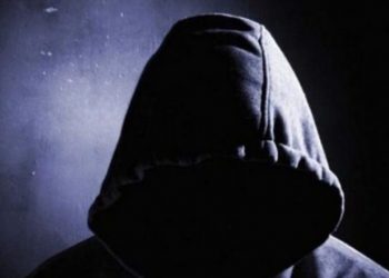 Λάρισα: Αναστάτωση στο κέντρο του Τυρνάβου με ανήλικο που αυνανιζόταν έξω από κατάστημα κοιτώντας κυρίες