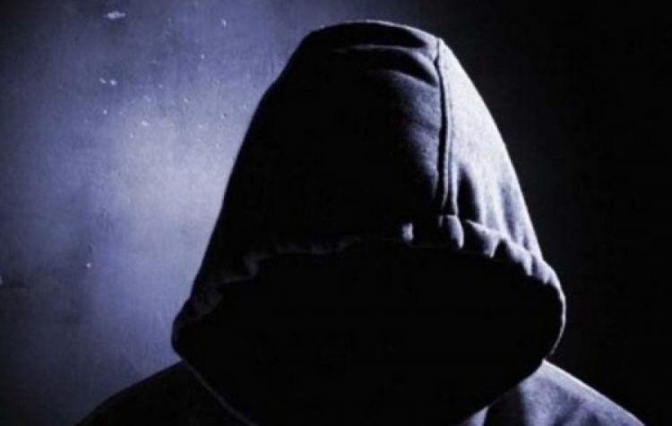 Λάρισα: Αναστάτωση στο κέντρο του Τυρνάβου με ανήλικο που αυνανιζόταν έξω από κατάστημα κοιτώντας κυρίες