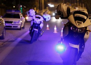 Κινηματογραφική καταδίωξη στη Λάρισα με οδηγό να γκαζώνει για να ξεφύγει περνώντας κόκκινα φανάρια και να προσκρούει σε πεζοδρόμιο