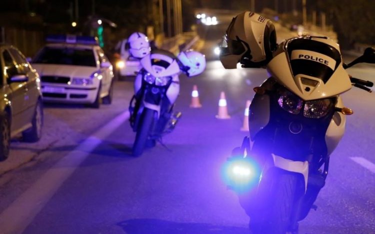 Κινηματογραφική καταδίωξη στη Λάρισα με οδηγό να γκαζώνει για να ξεφύγει περνώντας κόκκινα φανάρια και να προσκρούει σε πεζοδρόμιο