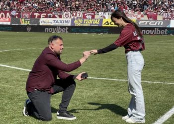 «Αν ανέβει η ΑΕΛ στην Superleague 1 θα σε παντρευτώ»: Πρόταση γάμου στο χορτάρι του AEL FC ARENA για τον Λαρισαίο αθλητικογράφο Δημήτρη Πετρωτό – Δείτε βίντεο και φωτογραφίες