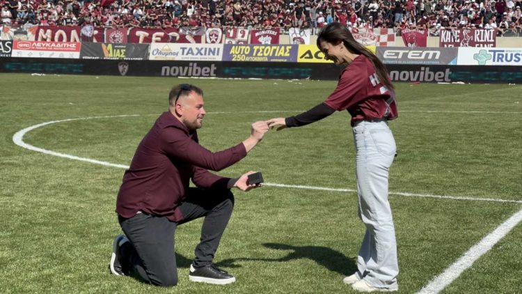 «Αν ανέβει η ΑΕΛ στην Superleague 1 θα σε παντρευτώ»: Πρόταση γάμου στο χορτάρι του AEL FC ARENA για τον Λαρισαίο αθλητικογράφο Δημήτρη Πετρωτό – Δείτε βίντεο και φωτογραφίες