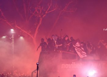 Όλη η Λάρισα στην Κεντρική Πλατεία – Πυροτεχνήματα, συνθήματα και μια μεγάλη γιορτή για την ΑΕΛ (EIKONEΣ – BINTEO)
