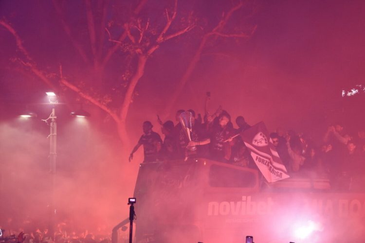 Όλη η Λάρισα στην Κεντρική Πλατεία – Πυροτεχνήματα, συνθήματα και μια μεγάλη γιορτή για την ΑΕΛ (EIKONEΣ – BINTEO)