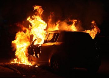 Λάρισα: Αυτοκίνητο “λαμπάδιασε” εν κινήσει – Τραυματίες μεταφέρθηκαν στο νοσοκομείο – Διασωληνώθηκε 19χρονος