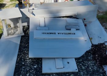 Έσπασαν μνήματα στο Νέο Κοιμητήριο – Ανάστατοι Λαρισαίοι με το απεχθές θέαμα που αντίκρισαν (ΕΙΚΟΝΕΣ)