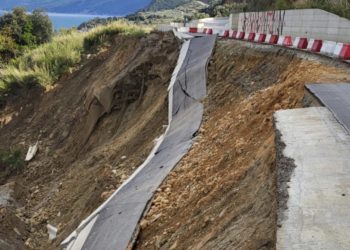 Κατέρρευσε σαν τραπουλόχαρτο ο νέος παραλιακός δρόμος στον Ρακοπόταμο που ενώνει Λάρισα με Μαγνησία – Δείτε φωτογραφίες