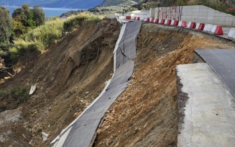 Κατέρρευσε σαν τραπουλόχαρτο ο νέος παραλιακός δρόμος στον Ρακοπόταμο που ενώνει Λάρισα με Μαγνησία – Δείτε φωτογραφίες