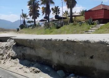 Γκρεμισμένος παραλιακός δρόμος στα Μεσάγκαλα δυσφημίζει το τουριστικό θέρετρο λίγο πριν το καλοκαίρι (ΒΙΝΤΕΟ)