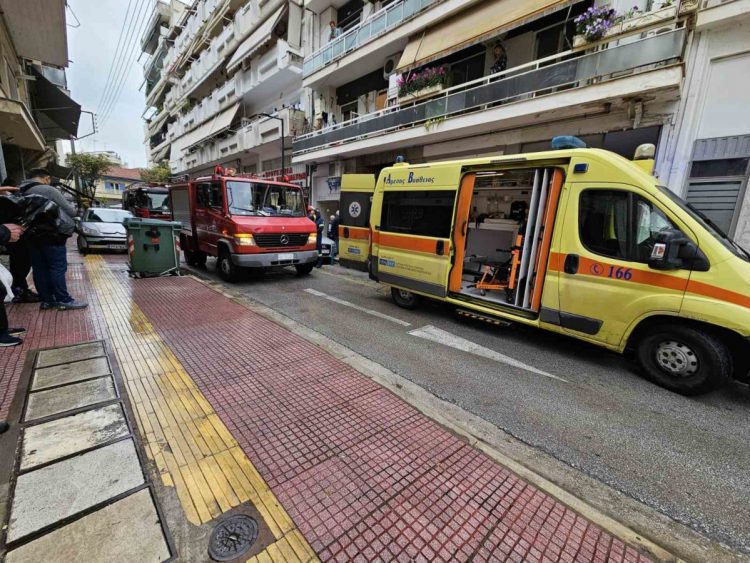 Λάρισα: Άνδρας έπεσε από τον 2ο όροφο πολυκατοικίας – Στο σημείο ΕΚΑΒ, πυροσβεστική και αστυνομία (ΕΙΚΟΝΕΣ – ΒΙΝΤΕΟ)